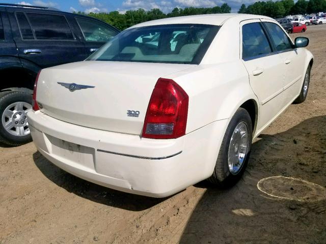 2C3JA53G55H186620 - 2005 CHRYSLER 300 TOURIN WHITE photo 4