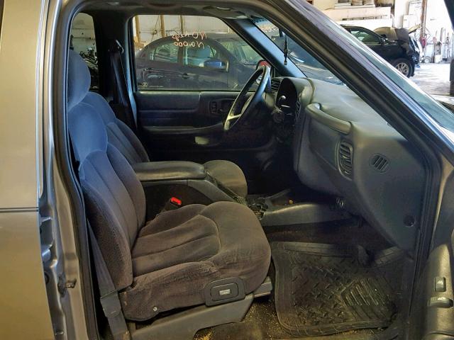 1GNDT13W7Y2255153 - 2000 CHEVROLET BLAZER GRAY photo 5