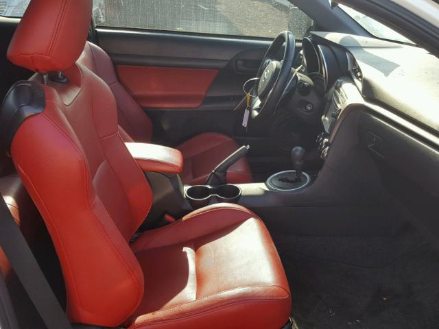 JTKJF5C73FJ012602 - 2015 TOYOTA SCION TC თეთრი ფოტო 5