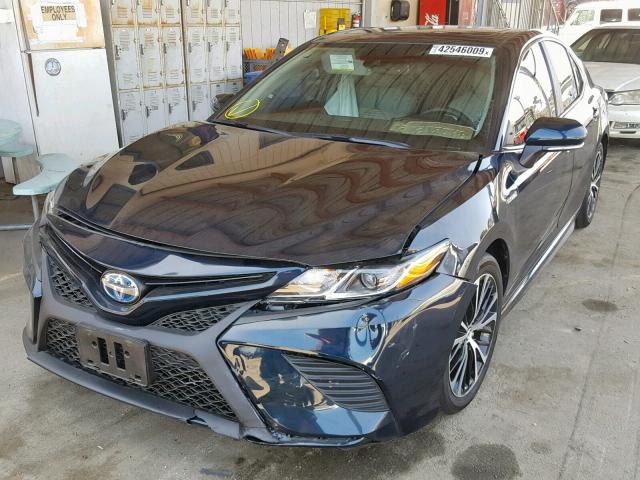 4T1B21HK1KU512369 - 2019 TOYOTA CAMRY HYBR BLUE photo 2