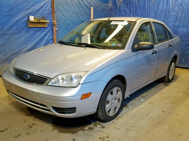 1FAFP34N57W285790 - 2007 FORD FOCUS ZX4 SILVER photo 2