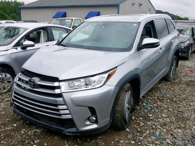 5TDJZRFH9HS361165 - 2017 TOYOTA HIGHLANDER SILVER photo 2