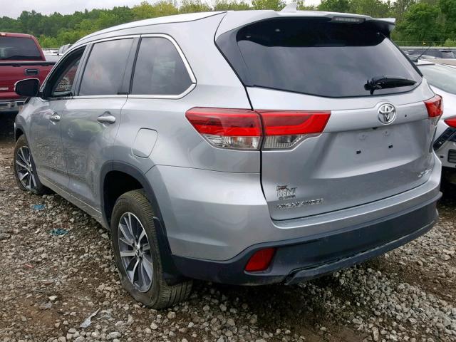 5TDJZRFH9HS361165 - 2017 TOYOTA HIGHLANDER SILVER photo 3