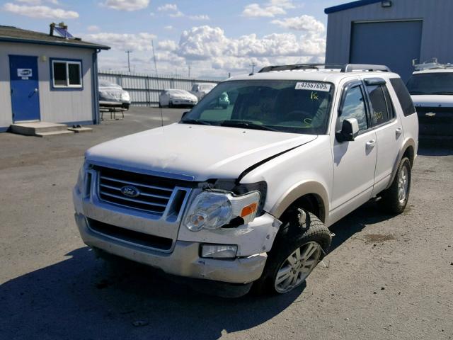 1FMEU7EE3AUA28582 - 2010 FORD EXPLORER E WHITE photo 2