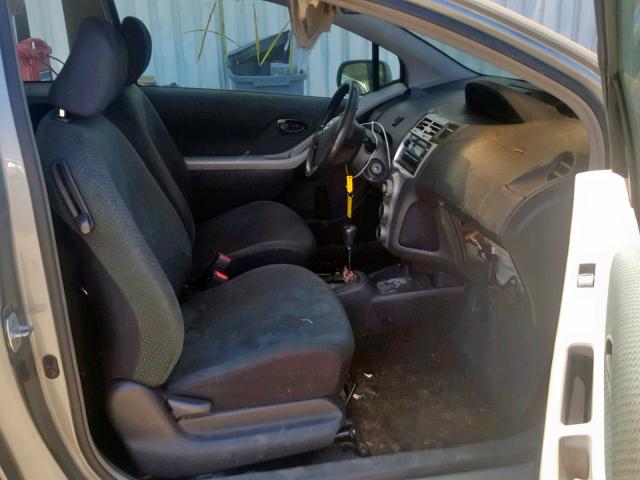 JTDJT923485215032 - 2008 TOYOTA YARIS SILVER photo 5