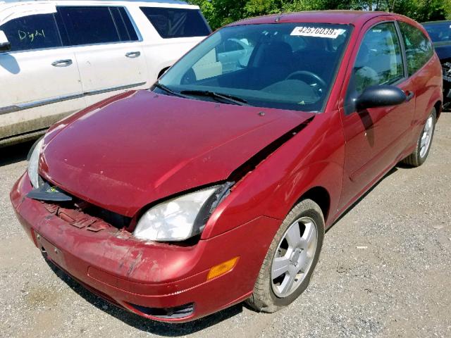 3FAHP31N45R137854 - 2005 FORD FOCUS ZX3 RED photo 2