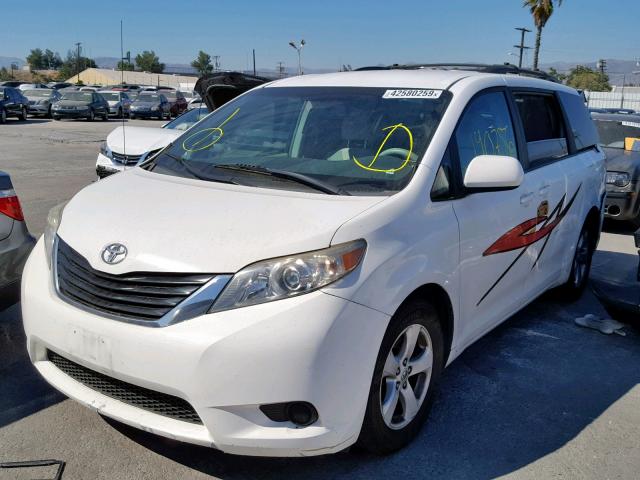 5TDKK3DC8BS091396 - 2011 TOYOTA SIENNA LE WHITE photo 2