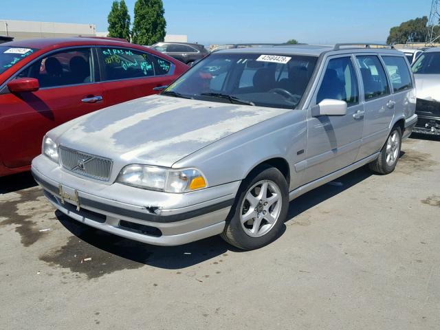 YV1LW5644W2372046 - 1998 VOLVO V70 GLT SILVER photo 2