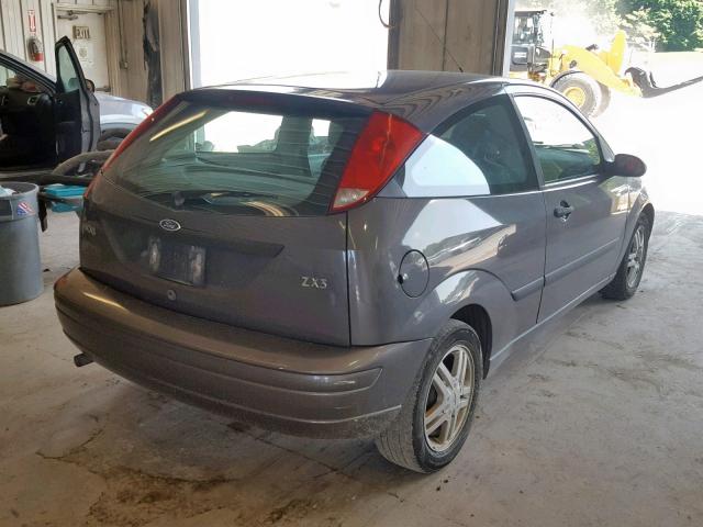 3FAFP31303R101128 - 2003 FORD FOCUS ZX3 GRAY photo 4