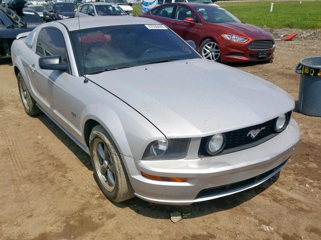 1ZVHT82H855205150 - 2005 FORD MUSTANG GT SILVER photo 1