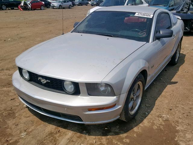 1ZVHT82H855205150 - 2005 FORD MUSTANG GT SILVER photo 2