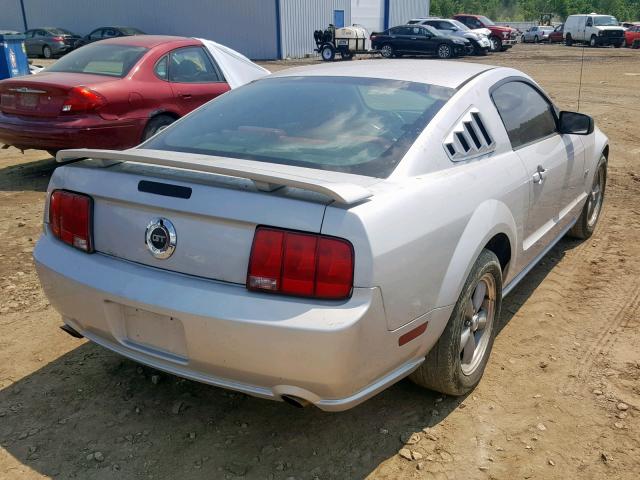 1ZVHT82H855205150 - 2005 FORD MUSTANG GT SILVER photo 4