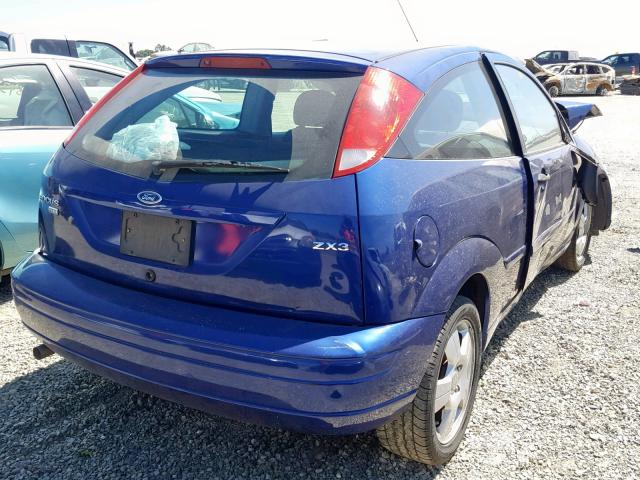 3FAHP31N35R104988 - 2005 FORD FOCUS ZX3 BLUE photo 4