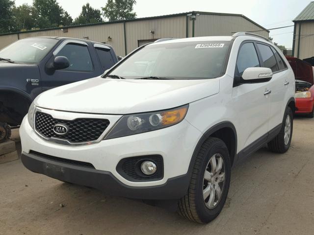 5XYKT4A18BG128661 - 2011 KIA SORENTO BA WHITE photo 2