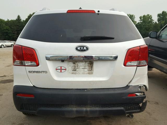 5XYKT4A18BG128661 - 2011 KIA SORENTO BA WHITE photo 9