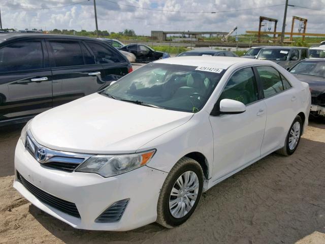 4T1BD1FK6DU087277 - 2013 TOYOTA CAMRY HYBR WHITE photo 2