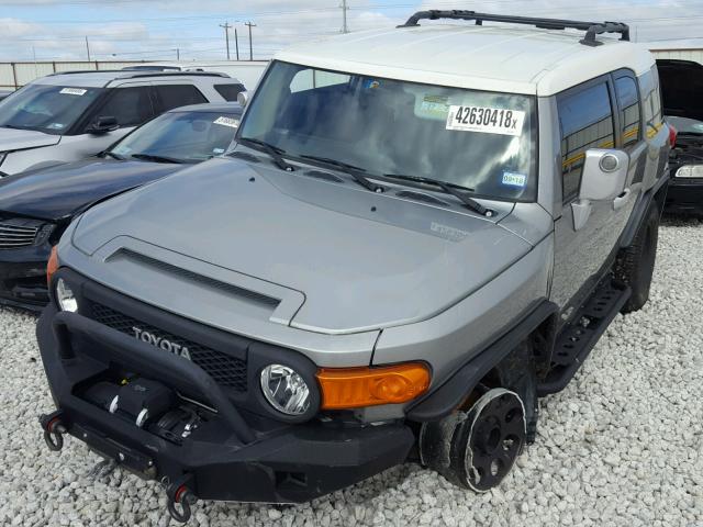 JTEBU4BF8BK101750 - 2011 TOYOTA FJ CRUISER SILVER photo 2