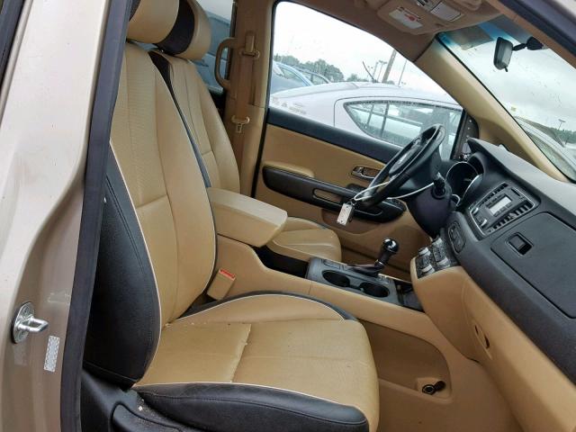 KNDMB5C19G6215929 - 2016 KIA SEDONA LX TAN photo 5