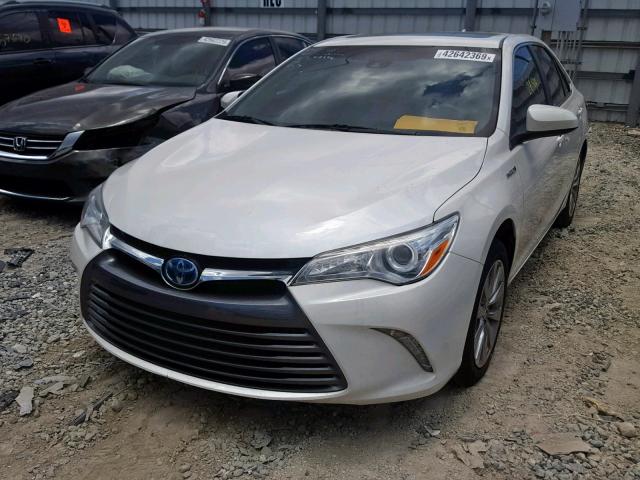 4T1BD1FKXHU218524 - 2017 TOYOTA CAMRY HYBR WHITE photo 2