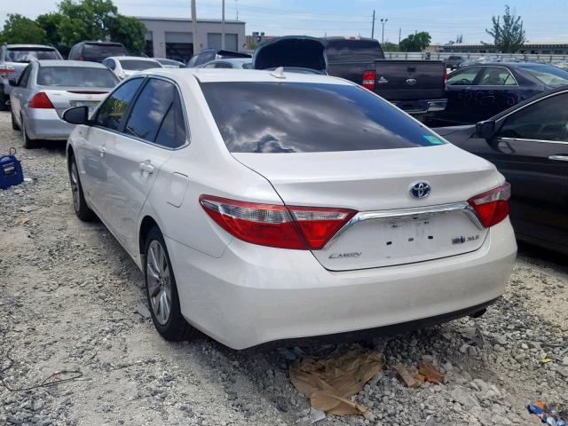 4T1BD1FKXHU218524 - 2017 TOYOTA CAMRY HYBR WHITE photo 3