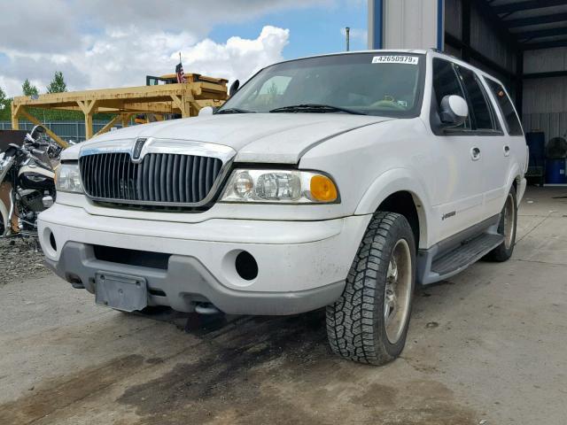 5LMFU28R32LJ12444 - 2002 LINCOLN NAVIGATOR WHITE photo 2