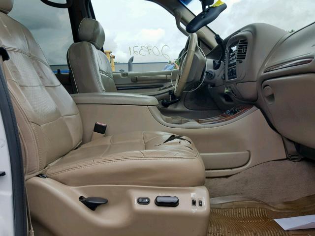 5LMFU28R32LJ12444 - 2002 LINCOLN NAVIGATOR WHITE photo 5