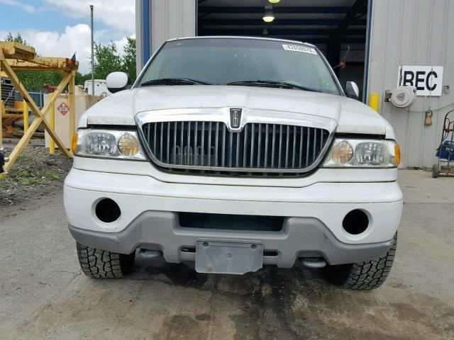 5LMFU28R32LJ12444 - 2002 LINCOLN NAVIGATOR WHITE photo 9