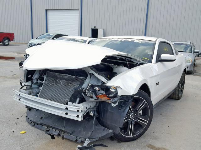 1ZVBP8CF3B5162484 - 2011 FORD MUSTANG GT WHITE photo 2