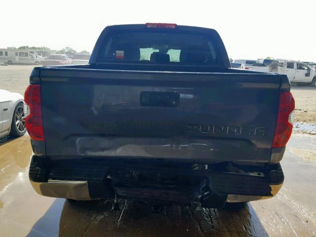 5TFEM5F10JX126987 - 2018 TOYOTA TUNDRA CRE GRAY photo 9