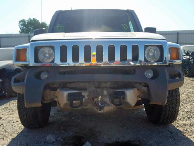 5GTEN13E588180828 - 2008 HUMMER H3 SILVER photo 9