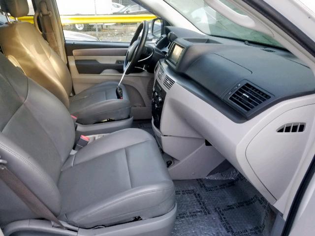 2C4RVABGXCR392200 - 2012 VOLKSWAGEN ROUTAN SE WHITE photo 5