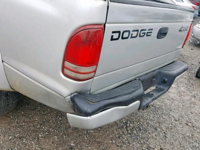 1B7HG38X42S570933 - 2002 DODGE DAKOTA QUA SILVER photo 9