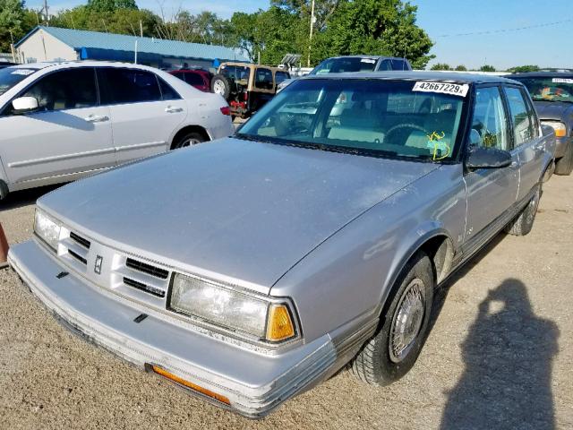 1G3HY54C8L1811363 - 1990 OLDSMOBILE DELTA 88 R SILVER photo 2