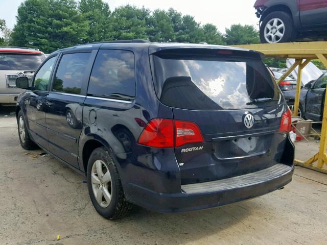 2V4RW3DG4BR691174 - 2011 VOLKSWAGEN ROUTAN SE BLACK photo 3