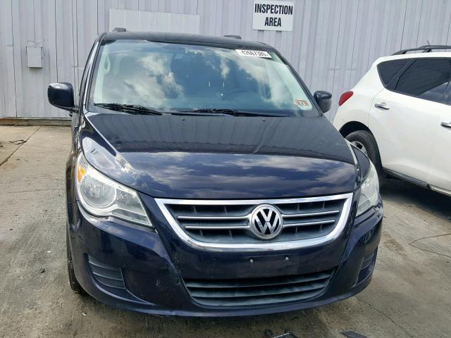 2V4RW3DG4BR691174 - 2011 VOLKSWAGEN ROUTAN SE BLACK photo 9