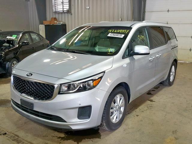 KNDMB5C15J6357833 - 2018 KIA SEDONA LX SILVER photo 2