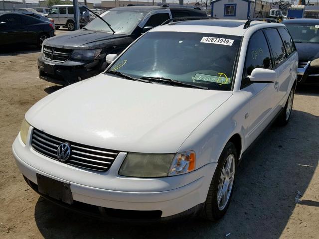 WVWWH23B9YE311596 - 2000 VOLKSWAGEN PASSAT GLX WHITE photo 2