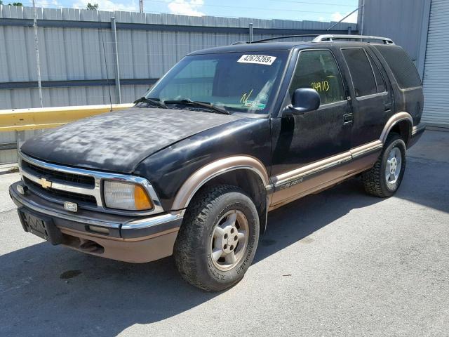 1GNDT13W6T2231032 - 1996 CHEVROLET BLAZER BLACK photo 2