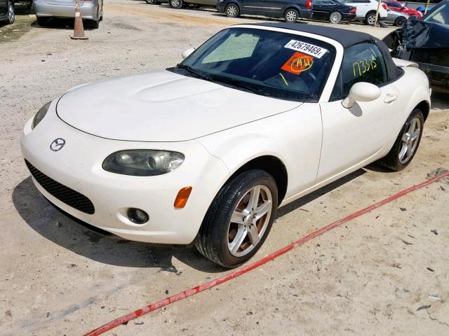 JM1NC25F560102991 - 2006 MAZDA MX-5 MIATA WHITE photo 2