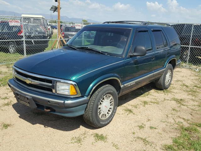 1GNDT13W7V2125711 - 1997 CHEVROLET BLAZER GREEN photo 2