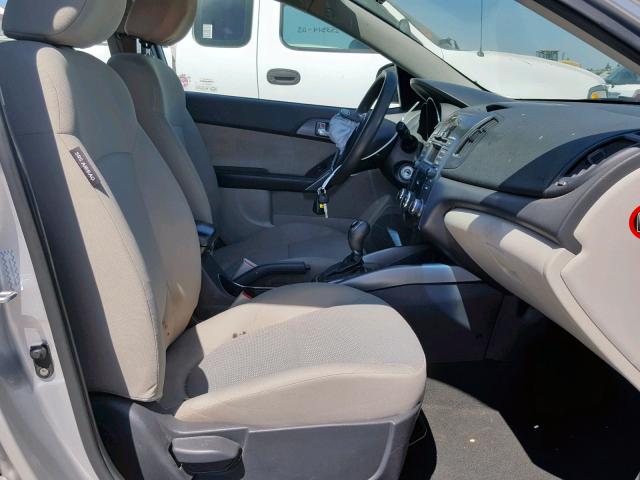 KNAFU4A25D5738906 - 2013 KIA FORTE EX SILVER photo 5