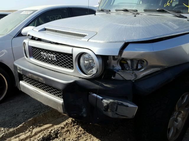 JTEBU11F970067255 - 2007 TOYOTA FJ CRUISER SILVER photo 9