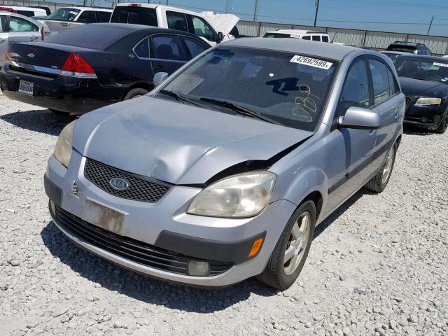 KNADE163566087861 - 2006 KIA RIO 5 SILVER photo 2