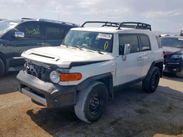 JTEZU4BF7EK013789 - 2014 TOYOTA FJ CRUISER WHITE photo 2