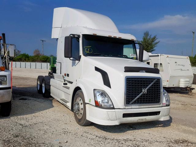 4V4NC9GH77N453272 - 2007 VOLVO VN VNL WHITE photo 1