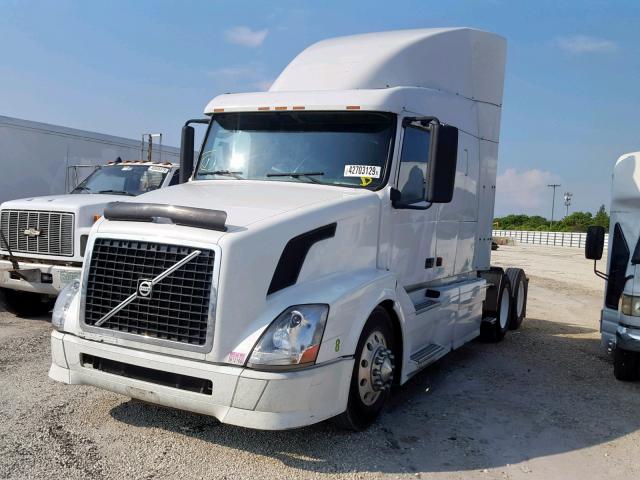 4V4NC9GH77N453272 - 2007 VOLVO VN VNL WHITE photo 2