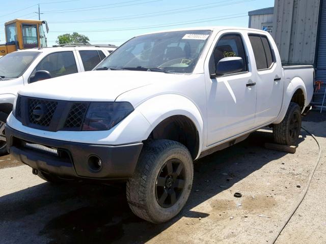 1N6AD07W76C463776 - 2006 NISSAN FRONTIER C WHITE photo 2