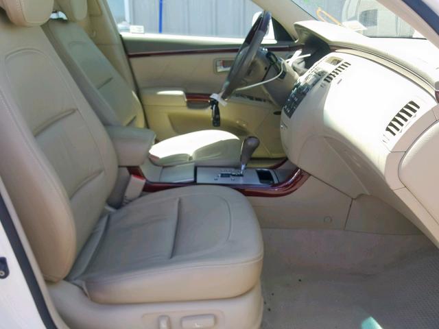 KMHFC46F67A234907 - 2007 HYUNDAI AZERA SE WHITE photo 5