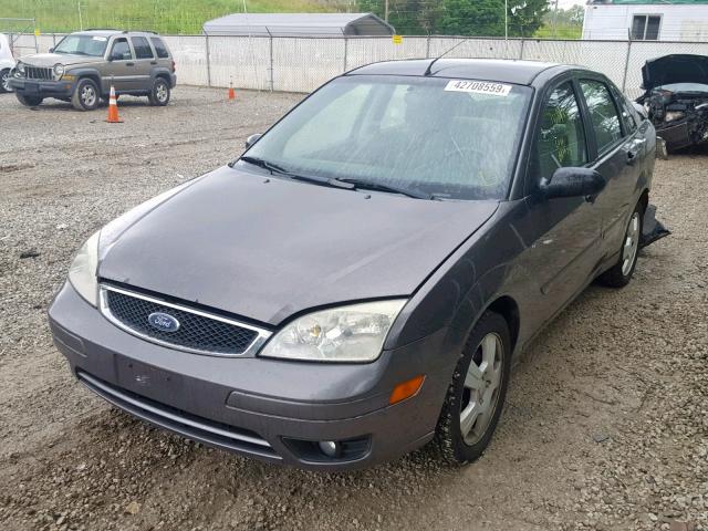 1FAHP34N06W112914 - 2006 FORD FOCUS ZX4 GRAY photo 2