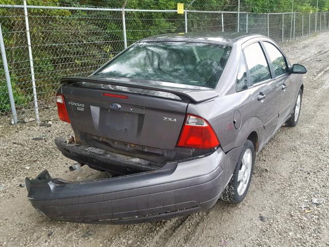 1FAHP34N06W112914 - 2006 FORD FOCUS ZX4 GRAY photo 4